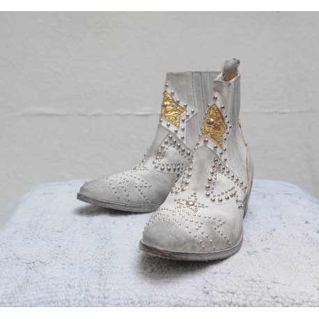 Boots blanc lasure avec talon cubain et clous fantaisie